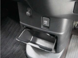 ◆センターロアボックス◆インパネ中央の下部には、ごみ箱としても使用する事ができるセンターロアボックスを装備しております。
