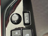 ドアミラーはオート格納機能付き。降車時にドアロックするとドアミラーが自動でたたみ、ドアロックを解除すると自動で開きます。