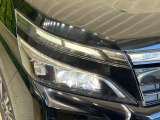 【LEDヘッドライト】悪天候や夜間走行時も良好な視界を確保し安心して運転できる高輝度LEDヘッドライトを装備!点灯速度が早く、消費電力も抑えられています。