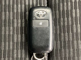 ドアの開閉時、両手が荷物で塞がっている時はキーレスでのカギの解除が大変ですよね。スマートキーはポケットやバッグに入れておけば、ノブに触れただけでロックの解除が可能です。とても便利な機能です。