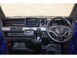 操作性に優れた運転席となります!小物入れや各ボタンの配置にこだわり、使いやすいです!座り心地もよく視認性も良好なのでロングドライブもお任せ下さい!