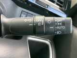 操作しやすいレバーデザインで、安全な車線変更をサポート。視認性の高いインジケーターも備わっています。