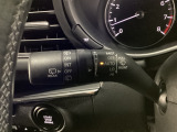 レバーをAUTOの位置にしているとき、レインセンサーが雨を感知すると、雨量に応じてワイパーが自動で作動してくれるオートワイパーを装備!設定変更で非作動にすると、間欠作動に固定されます。