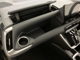 何かと便利なグローブボックス。メンテナンスノートや車検証、ちょっとしたメモと筆記用具等を入れておくとあればもしもの時にも便利ですね。☆詳しくは無料通話0078-6003-827541 相模原ICすぐ