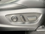 運転する時はドライビングポジションが気になりますよね。パワーシートで座席位置の微調整もしっかりできます。高級感がある装備としても人気があります。