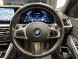 BMWのステアリングのリムは、一般的なものより少し太めにデザインされています。 これはタイヤやステアリングシャフトなどを介して伝わる路面からの入力を、しっかりと把握するためです。