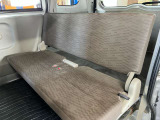 ベンチシートなので姿勢の自由度も高くどちらのドアからでも乗車可能です♪