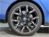 【BMWアロイホイル】軽量かつ強度に拘ったアロイホイル。走行性能ポテンシャルを引き出す設計。車の足元を引き締めてくれる大きなポイントはアロイホイルです。