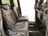 運転席・助手席の背もたれには、2列目シート用にカップホルダー付きの「格納式のシートバックテーブル」を装備しています。休憩時のちょっとした時間などカップを置いたり、小物置きに使えて便利です。