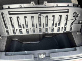 荷室の下にも物入があります