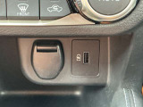 充電端子が装備されていますので車内でスマートフォンなどの充電が可能です。