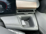 運転席jの手の届きやすい位置に設置されたドリンクホルダーです。