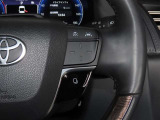 ステアリングスイッチ付きで、運転中に視線を前に向けたまま操作できます。