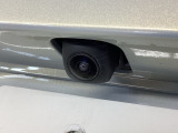 車の後方に小型カメラが付いておりバックする際の後方の様子をモニター上に表示します。