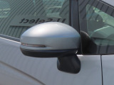 【LEDドアミラーウインカー】ドアミラーにウィンカーが付いているので、周りの車がウインカーやハザードに気付きやすくなります。右左折時や車線変更時の事故を防ぎ、安全に走行できます。