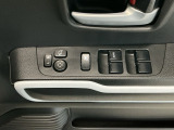 運転席のスイッチで全てのウィンドウの開閉操作を行うことができます。ロックボタンをONにしておくと、運転席以外のウィンドウは作動しないのでお子様を乗せているときなども安心ですね♪