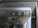 オートマチックハイビーム装備です。先行車や対向車のライトを認識し、ハイビームとロービームを自動で切り替える機能です。夜道の視界を確保します。詳細は販売店スタッフまでおたずねください。