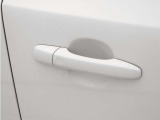 PCCキーレスドライブ搭載。キーを持ったままドアノブを握れば自動で開錠〜エンジン始動までスマートに操作可能。ロック時はすべてのドアのセンサー部に軽く触れるだけで施錠されます。