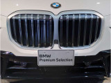 【BMWの伝統】BMWの特徴的な&ldquo;キドニーグリル&rdquo;は、80年以上続く伝統の形でございます。変わらないこだわりのデザインが、プレミアムブランド&ldquo;BMW&rdquo;を創り出します。