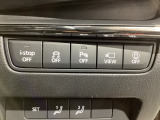 運転席脇のクラスタースイッチ部分にはカメラ切り替えスイッチ、パーキングセンサー、その他走行系スイッチを集中配置しております。