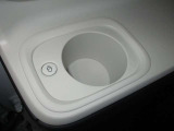 助手席側にホッとカップホルダー装備!ホットドリンクをちょうどよい温度でキープしてくれる保温機能です!