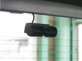 ◆車内カメラ◆前方・後方はもちろん、車内向きのカメラでも記録。左右をワイドに撮ることができ、幅寄せや側面衝突、威圧的なドライバーの危険行為など、クルマ周囲のトラブルもしっかり記録できます。