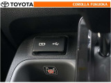 ポータブルオーディオなどの機器を接続して、車両のスピーカーで聞くことができます。