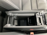 アームレストの中にもたっぷり収納!運転席周りをすっきり保てます!