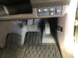 【運転席】アクセル、ブレーキはこのようになっております。