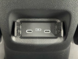 ★USBチャージャー(Type-C)★センターコンソールの後ろ端にはType-CのUSBチャージャーを2つ設置。後席の方もスマートフォンなどを手軽に充電できます♪