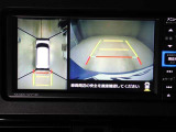 パノラミックビューモニターを装備。駐車場や交差点でクルマを真上から見るように周囲を確認できます。機能の詳細は販売店スタッフまでおたずねください。