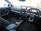 内装はシンプルに使い勝手を考え作られています。お車を運転する感覚をダイレクトに体感して頂けます。室内も広くロングドライブにも快適にお過ごしいただけます。