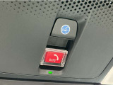 緊急時に「緊急通報ボタン」を押すと緊急サポートセンターにつながり、オペレーターが警察・救急への取次ぎを行います。(ご利用にはHonda Total Careプレミアムのお申込みが必要です)