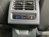 リヤからエアコンの温度調整できます。また、タイプCの差込口がございますので携帯の充電もできます