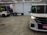 当店では専任のメカニックが大切なお客様のお車を一台一台丁寧に整備いたします。自社認証工場にてリフトアップし下回りまでキッチリ検査いたします。