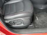 運転席は、10Wayの電動シート仕様になっており、ドライバーの体格に合わせたドライビングポジションを設定可能です。また、頻繁に使うポジションは、メモリー機能で記憶させることが可能です★☆★☆