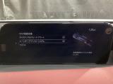 カメラが車線を認識してはみ出しそうになるとステアリングアシストが介入するレーン・キープ・アシストシステムを装備しております。お好みで作動・非作動の設定も可能です。