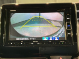 リバースギアに入れるだけで後方の表示へ切り替わります。夜間や雨の日の駐車も楽になりますよ。