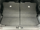 【ラゲージフロア】お客様に気持ち良く乗っていただけるよう、工具を使わず取り外せる部品は全て取り外し清掃しております。シート可動の場合は、シートを動かし裏側まで清掃を行っております。