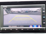 ◆【リアカメラ】が装着されています。リバースに入れるだけで映ります。後方の安全確認や、狭い駐車場での車庫入れ、雨の日や夜間など視界の悪い時に便利です。安全にバックする為には欠かせない装備です。