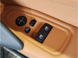 BMWはドアが分厚いです。衝突によりドアがつぶれてしまった場合にも外からいち早くドアを開けれるよう考えられています。数十秒の救出の遅れが命につながりかねない場合、こういった配慮が重要なポイントです。