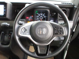 運転が楽しくなる明るく開放的な運転席まわりです。