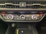 運転席と助手席にはシートヒーターが付いています☆寒い時期に腰周りを温めてくれるので体全体が温まりやすいのは勿論、暖房と違い顔に風が当たらないので、乾燥肌やドライアイの方でも大丈夫☆