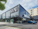 【MINI 西宮】最大6台展示可能なスペースには、最新モデルから人気モデルまでを豊富にラインナップ。JCWモデルを常時展示しているJCWコーナーもございます。JR神戸線「甲子園口駅」から徒歩10分。