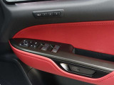 シートメモリーを装備しております!運転する方のシートポジションにボタン一つで操作できるので、とても楽々ですね♪