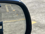 【ブラインドスポットアシスト】死角に車が来てもドアミラーの一部が光ってお知らせ!危険を感じるとハンドルが抵抗いたします。