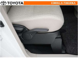 運転席シート上下アジャスター付き。ドライバーの背丈に合わせて調整できます。