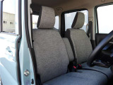 運転席周辺の画像です。ベンチシートタイプで足元広々!