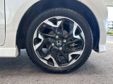 アルミホイール装着車です。見た目だけでなく、鉄ホイールより軽く、燃費にも良い影響を与えてくれます。