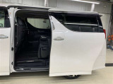 両側パワースライドドア付き!狭い駐車スペースなどでの乗り降りラクラク♪小さなお子さまのいるご家庭には嬉しい装備です。